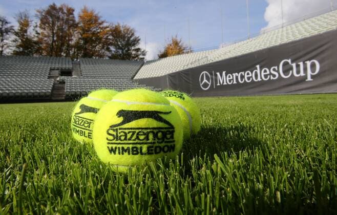Stuttgart, Tennis, Mercedes Cup, Einweihung Center Court des Tennisclub Weissenhof, Tennisbälle von Slazenger auf dem Rasen