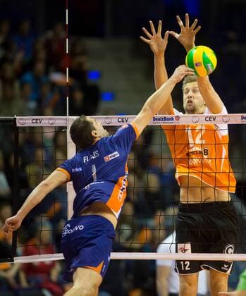 Berlin, Deutschland, 06.11.2014: Volleyball CEV Champions League Saison 2014 2015 - BR Volleys - Ach Volley Ljubljana. Andrej Flajs (Ljubljana 1) gegen den Block aus Paul Carroll (BR Volleys 12)