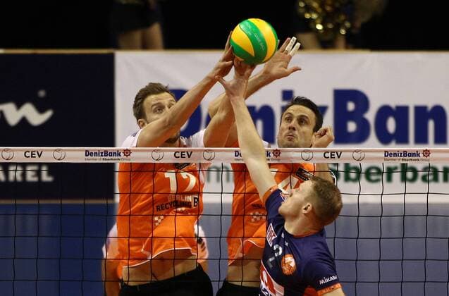 Paul Carroll, Tomas Kmet, Matija Jereb Aktion Spielszene Zweikampf Sport Volleyball CEV DenizBank Championsleague Herren Saison 2014 2015 06.11.2014 BR Volleys Berlin vs. Ach Volley Ljubljana