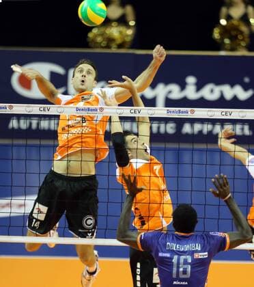 Tomas Kmet (BR Volleys), beim Schmetterball, rechts Kawika Shoji (BR Volleys), vorne Sem Dologombaj (Lubljana) BR Volleys Berlin - Ach Volley Ljubljana Volleyball CEV Champions League 2014 2015, CEV Deniz Bank Herren, Männer, Maenner, Volleyball, Deutschland, Germany, Max-Schmeling-Halle Berlin, 6.11.2014