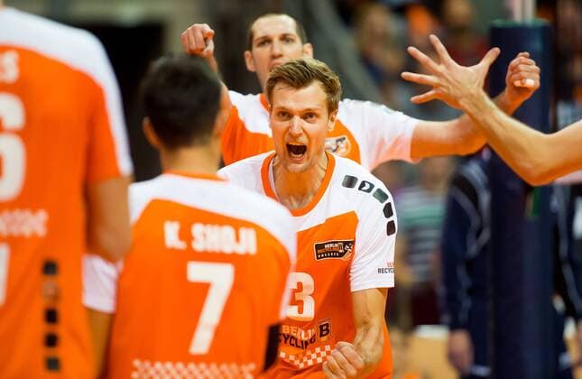 Berlin, Deutschland, 06.11.2014: Volleyball CEV Champions League Saison 2014 2015 - BR Volleys - Ach Volley Ljubljana. Das Team der BR Volleys jubelt: v.l. Kawika Shoji (BR Volleys 7), Robert Kromm (BR Volleys 3), Scott Joseph Touzinsky (BR Volleys 1)