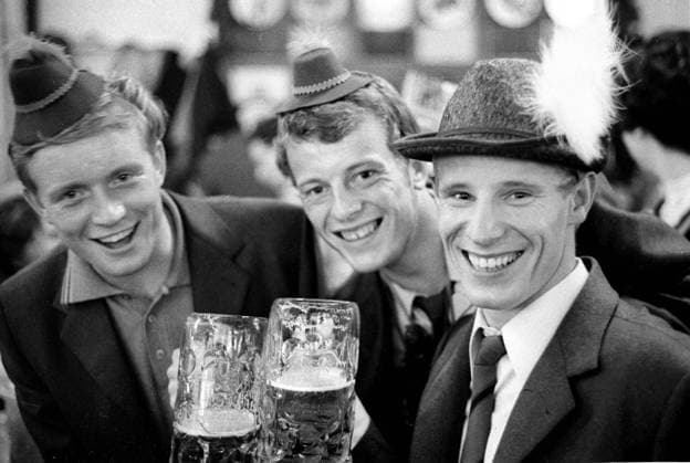 Spieler von Borussia Mönchengladbach auf dem Münchener Oktoberfest nach dem Auswärtssieg über den TSV 1860 München. 28.09.1968. V.l: Winfried Schäfer, Herbert -Hacki- Wimmer und Berti Vogts. HM