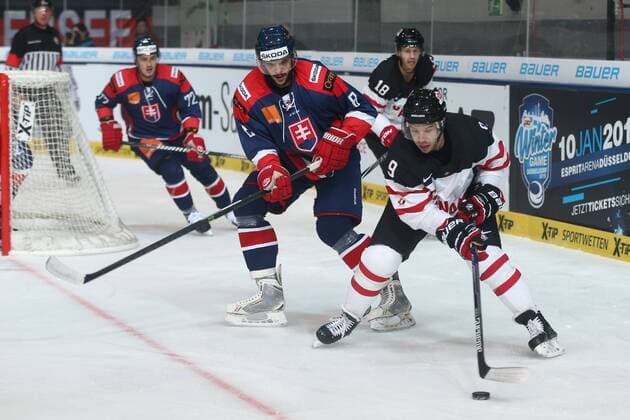 Eishockey Deutschland-Cup: Kanada - Slowakei am Freitag (07.11.2014) in der Olympia-Eissporthalle in München Tomas Bokros ( Slowakei ), links - Kevin Clark ( Kanada ), rechts