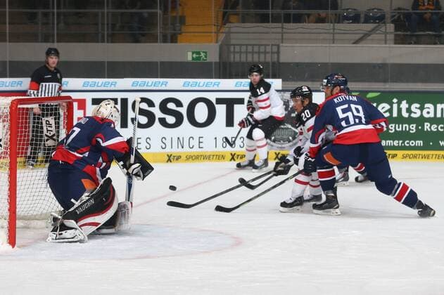 Eishockey Deutschland-Cup: Kanada - Slowakei am Freitag (07.11.2014) in der Olympia-Eissporthalle in München Branislav Konrad ( Slowakei ), links - Connor James ( Kanada ), mitte - Oldrich Kotvan ( Slowakei ), rechts