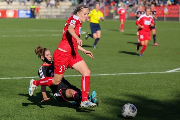 v.li.: Rebecca Knaak (Bayer 04 Leverkusen), Pauline Marie Bremer (Turbine Potsdam), Zweikampf, Duell, duel, tackle, Dynamik, Action, Aktion, Fussball, Allianz Frauen-Bundesliga, Bayer 04 Leverkusen - 1. FFC Turbine Potsdam, xozx