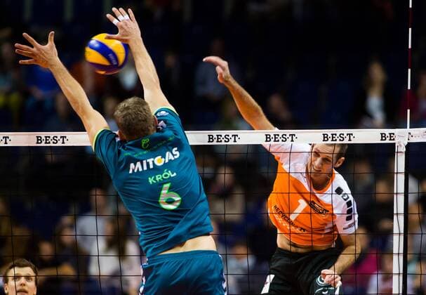 Berlin, Deutschland, 08.11.2014: Volleyball Bundesliga Saison 2014 2015 - BR Volleys - CV Mitteldeutschland. Scott Joseph Touzinsky (BR Volleys 1) gegen den Block aus Jan Krol (CV Mitteldeutschland 6)