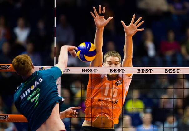 Berlin, Deutschland, 08.11.2014: Volleyball Bundesliga Saison 2014 2015 - BR Volleys - CV Mitteldeutschland. Ruben Schott (CV Mitteldeutschland 7) gegen den Block aus Christian Dünnes Duennes (BR Volleys 16)