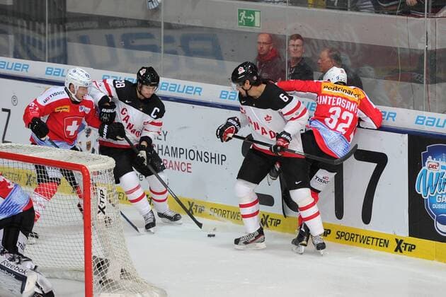 Eishockey, Deutschland Cup, Schweiz - Kanada. Im Bild Steven REINPRECHT (28) (Kanada) und Kyle GREENTREE (6) (Kanada) im Vierkampf hinterm Tor. xmfx