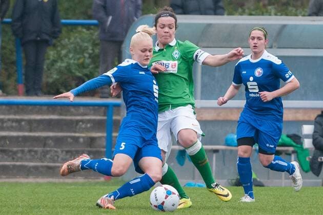 v.li.: Victoria Krug (1. FFC Turbine Potsdam), Stephanie Goddard (SV Werder Bremen) im Zweikampf, Fussball, 2. Frauen-Bundesliga Nord, 1. FFC Turbine Potsdam - SV Werder Bremen, xobx