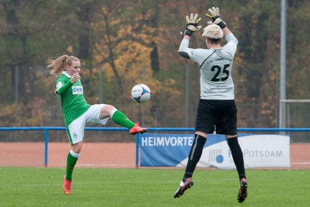 v.li.: Cindy König (SV Werder Bremen), Torhüterin Vanessa Fischer (1. FFC Turbine Potsdam), Fussball, 2. Frauen-Bundesliga Nord, 1. FFC Turbine Potsdam - SV Werder Bremen, xobx
