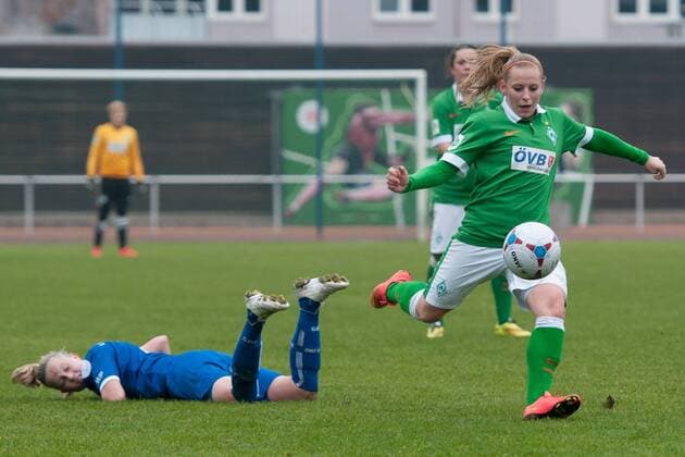 v.li.: Cindy König (SV Werder Bremen) am Ball, Fussball, 2. Frauen-Bundesliga Nord, 1. FFC Turbine Potsdam - SV Werder Bremen, xobx