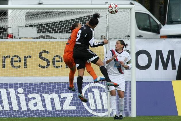 Hinspiel im Achtelfinale der UEFA Women s Champions League: 1. FFC Frankfurt gegen ASD Torres Femminile Sassari (Italien) am Sonntag (09.11.2014) im Stadion am Brentanobad in Frankfurt am Main. Celia Sasic (1. FFC Frankfurt) scheitert an Torfrau Torfrau Mimma Fazio (ASD Torres Femminile Sassari).
