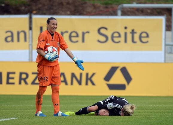 09.11.2014, xhbx, Fussball Champions League, 1.FFC Frankfurt - Torres Calcio Sassari, v.l. Mimma Fazio (ASD Torres Femminile), Svenja Huth (1.FFC Frankfurt)