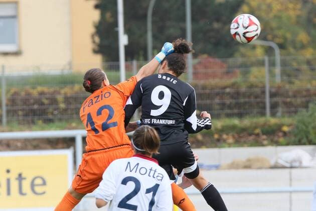 Mimma Fazio (Torres) faustet gegen Celia Sasic (FFC) - 1. FFC Frankfurt vs. ASD Torres Femminile, UEFA Champions League Achtelfinal Hinspiel, Stadion am Brentanobad
