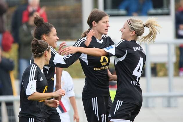 Celia Sasic (FFC) jubelt über ihr Tor zum 1:0 - 1. FFC Frankfurt vs. ASD Torres Femminile, UEFA Champions League Achtelfinal Hinspiel, Stadion am Brentanobad