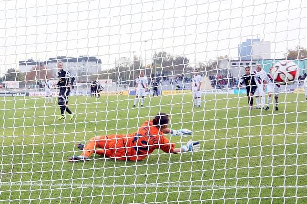 Simone Laudehr (FFC) erzielt das 5:0 gegen Mimma Fazio (Torres) - 1. FFC Frankfurt vs. ASD Torres Femminile, UEFA Champions League Achtelfinal Hinspiel, Stadion am Brentanobad