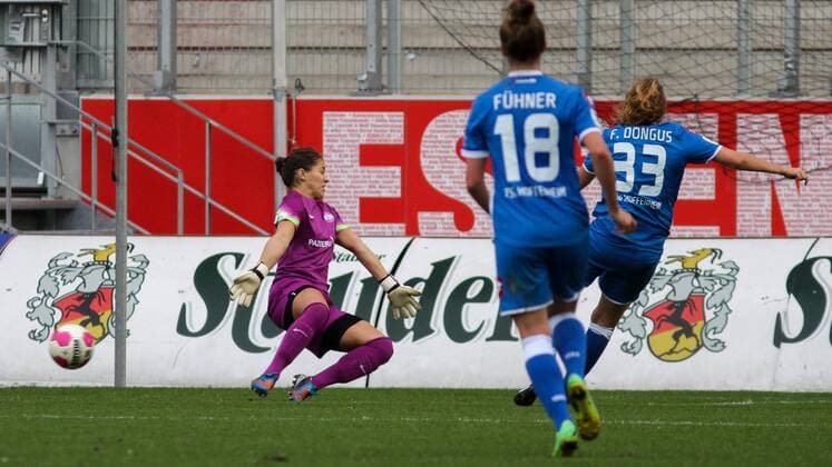 Fabienne Dongus (TSG Hoffenheim) erzielt gegen Lisa Weiß (Lisa Weiss, SGS Essen) das 0:2, Torerfolg, Tor, Fussball, Allianz Frauen-Bundesliga, SGS Essen - TSG 1899 Hoffenheim, xozx