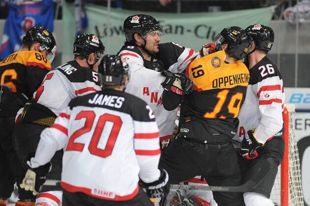 (l.) Kyle Greentree (Kanada) (r.) Thomas Oppenheimer (Deutschland) Deutschland vs Kanada, Eishockey, Deutschland-Cup 2014, 09.11.2014 EP_slr
