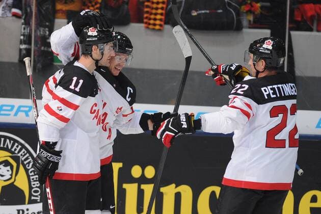 Torjubel bei (v.l.n.r.) Bud Holloway (Kanada) Steven Reinprecht (Kanada) Matt Pettinger (Kanada) Deutschland vs Kanada, Eishockey, Deutschland-Cup 2014, 09.11.2014 EP_slr