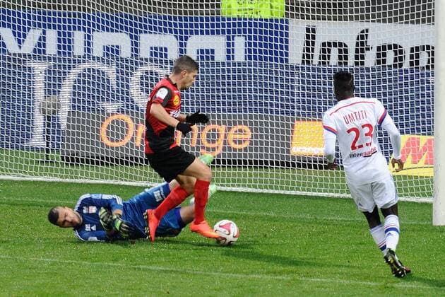Anthony Lopes et Samuel Umtiti (lyon) vs Jeremy Pied (guingamp) FOOTBALL : Lyon vs Guingamp - Ligue 1 - 09 11 2014 FredericChambert Panoramic 