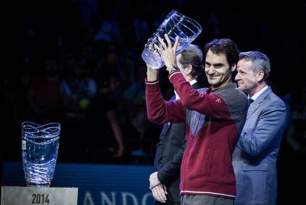 Roger Federer of Switzerland (front) recieves the Fans Favourite Award and the StefanEdberg Sportmanship Award on day one of the ATP Tennis Herren World Tour Finals in London, Britain, on Nov. 9, 2014. ) (SP)BRITAIN-LONDON-TENNIS-ATP WORLD TOUR FINALS-FEDERER-AWARDS TangxShi 