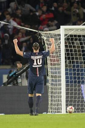 joie de Zlatan Ibrahimovic (PSG) sur le but de Edinson Cavani (PSG) FOOTBALL : PSG vs OM - Ligue 1 - 09 11 2014 JBAutissier Panoramic 