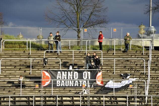 08.11. 2014 xkhx Baunatal Parkstadion Saison 2014 2015, Fussball, Regionalliga Südwest KSV Baunatal - Tristesse auf den Zuschauerrängen vom KSV Baunatal die Fans kommen nur noch sehr spärlich