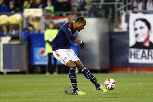 November 9, 2014: New England Revolution s Teal Bunbury (10) shoots and scores. The New England Revolution defeated the Columbus Crew 3-1 in the second leg of the Major League Soccer Eastern Conference Semi-Finals at Gillette Stadium in Foxborough, Massachusetts. The Revolution win on aggregate goals 7-3 to advance to the Eastern Conference Finals. SOCCER: NOV 09 MLS Fussball Herren USA - Eastern Conference Semifinal - Crew SC at Revolution Icon20149884 EDITORIAL USE ONLY
