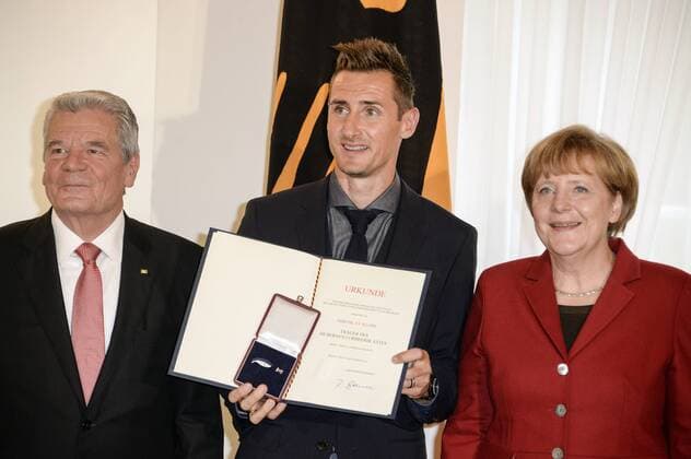 Bundespräsident Joachim Gauck, Miroslav Klose und Bundeskanzlerin Angela Merkel bei der Verleihung des Silbernen Lorbeerblattes an die deutsche Fußball-Nationalmannschaft im Schloss Bellevue. Berlin, 10.11.2014 Foto:xFredericx xFuturexImage