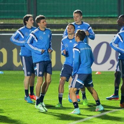Neuzugang Jonas Hector mi.) absolviert das erste Aufwärmtraining, Training Herren-Nationalmannschaft in Berlin, Fussball, 11.11.2014 , EP_MHT