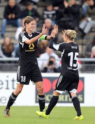 Fussball, UEFA Women s Champions League, 1. FFC Frankfurt - ASD Torres Calcio, v.li.: Kerstin Garefrekes (1. FFC Frankfurt) und Svenja Huth (1. FFC Frankfurt) mit Torjubel, celebrate the goal, goal celebration, Jubel über das Tor 2:0 xmrx