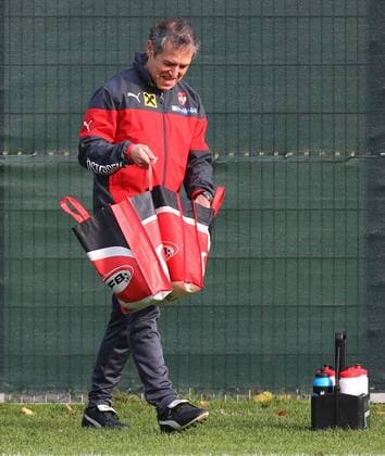 SOCCER - UEFA EURO 2016 quali, preview VIENNA,AUSTRIA,12.NOV.14 - SOCCER - ÖFB, training team AUT. Image shows head coach Marcel Koller (AUT). Keywords: bottle. 