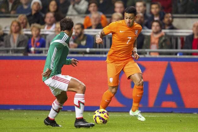 (L-R) Adrian Aldrete of Mexico, Memphis Depay of Holland during the International friendly match between Netherlands and Mexico on November 12, 2014 at the Amsterdam Arena in Amsterdam, The Netherlands. Netherlands v Mexico International Friendly 2014 2015 xVIxxIVx 3267510