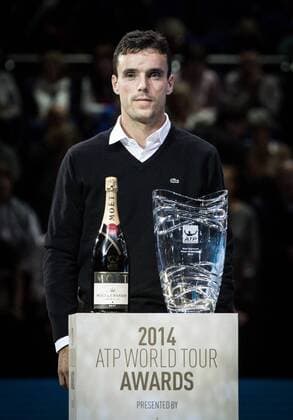 LONDON, Nov. 12, 2014 -- Roberto Bautista Agut of Spain poses for pictures after winning the ATP Tennis Herren Most Improved Player of the Year Award in the ATP Tennis Herren World Tour Finals in London, Britain, on Nov. 12, 2014. TangxShi 