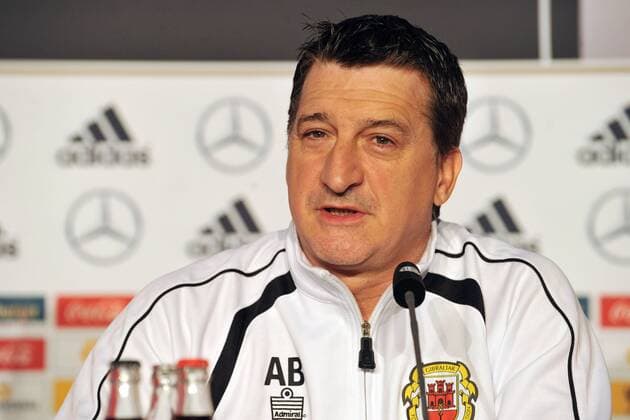 Gibraltar Pressekonferenz --- Fussball --- International --- 13.11.2014 Allen Bula (Trainer Gibraltar), Einzelbild, halbe Figur