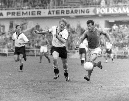 Fussball-Weltmeisterschaft 28.06.1958 Deutschland - Frankreich 3:6 Just Fontaine (FR) Aktion vor Karl-Heinz Schnellinger (mitte), links hinten Horst Szymaniak HM