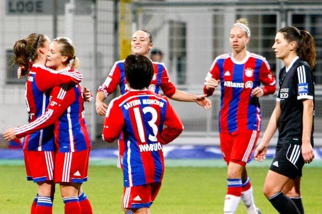 GER, FFBL, FC Bayern Muenchen vs Herforder SV 14.11.2014, Gruenwalder Stadion, Muenchen, GER, FFBL, FC Bayern Muenchen vs. Herforder SV , im Bild bejubeln Melanie Leupolz (Bayern 8), Vanessa Buerki (Bürki) (Bayern 9) , Mana Iwabuchi (Bayern 13) , Gina Lewandowski (Bayern 2) und Carolina Abbé (Bayern 5) vor der enttaeuschten Kea Eckermann (Herforder SV 14) einen weiteren Treffer nphxRMG