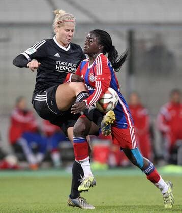 Fussball, Allianz Frauen-Bundesliga, FC Bayern München - Herforder SV, v.li.: Lena Wermelt (Herforder SV) gegen Eunice Beckmann (FC Bayern München Damen) im Zweikampf, Duell, duel, tackle, Aktion, Action xmrx