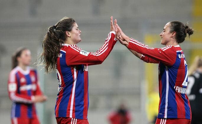 Fussball, Allianz Frauen-Bundesliga, FC Bayern München - Herforder SV, v.li.: Katherine Kathy Stengel (FC Bayern München Damen) mit Torjubel, celebrate the goal, goal celebration, Jubel über das Tor 7:0, mit Melanie Behringer (FC Bayern München Damen) xmrx
