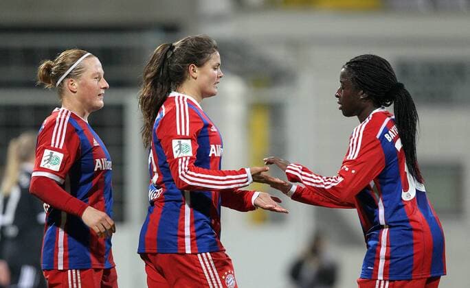 Fussball, Allianz Frauen-Bundesliga, FC Bayern München - Herforder SV, v.li.: mittig Katherine Kathy Stengel (FC Bayern München Damen) mit Torjubel, celebrate the goal, goal celebration, Jubel über das Tor 7:0, mit links Melanie Behringer (FC Bayern München Damen) und rechts Eunice Beckmann (FC Bayern München Damen) xmrx