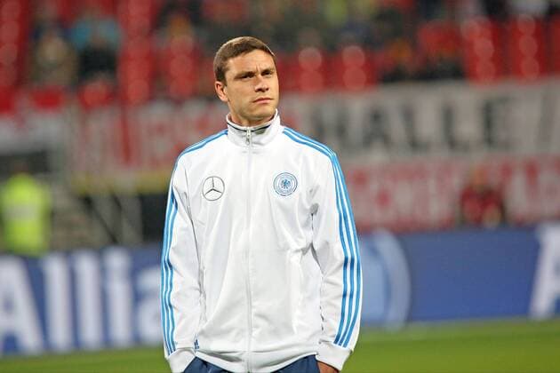 Debütant Jonas Hector (D) verschafft sich einen ersten Eindruck vom Stadion - Deutschland vs. Gibraltar, Grundig Arena Nürnberg, EM-Qualifikation
