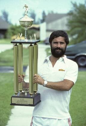 Gerd Müller (Fort Lauderdale Strikers) mit dem Pokal für den beliebtesten Spieler der Saison