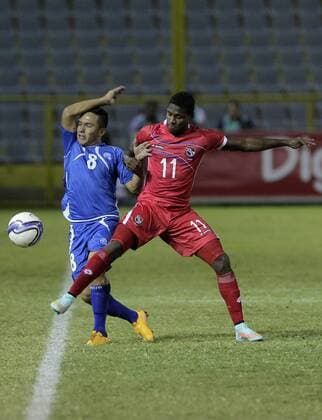 El Salvador s Jaime Alas (L) vies for the ball with Armando Cooper of Panama during a friendly football match held at Cuscatlan Stadium in San Salvador, El Salvador, on Nov. 14, 2014. Luis Galdamez) (SP)EL SALVADOR-SAN SALVADOR-FOOTBALL-EL SALVADOR VS PANAMA e LUISxGALDAMEZ 