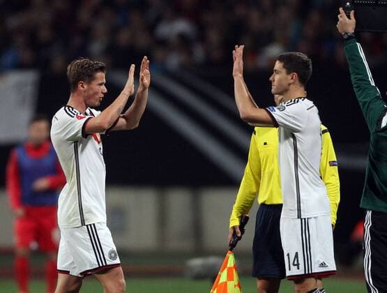 Fussball, Qualifikation zur Europameisterschaft in Frankreich 2016 Herren, Deutschland, 14.11.2014 deutsche Nationalmannschaft, Deutschland - Gibraltar 4-0, v.re. Jonas Hector, Deutschland, für Erik Durm, Deutschland, Einwechslung, Auswechslung,