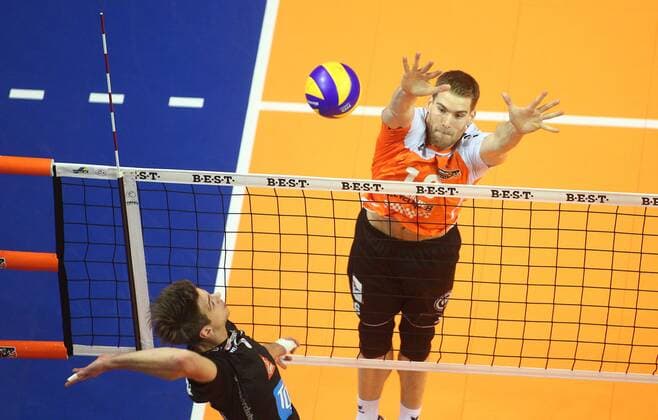 Berlin, Deutschland, 15.11.2014: 1. Volleyball Bundesliga Männer Maenner Saison 2014 2015 - BR Volleys - TSV Herrsching. Florian Malescha (TSV Herrsching 6) gegen den Block aus Christian Dünnes Duennes (BR Volleys 16)