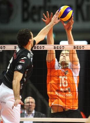 Berlin, Deutschland, 15.11.2014: 1. Volleyball Bundesliga Männer Maenner Saison 2014 2015 - BR Volleys - TSV Herrsching. Luke Smith (TSV Herrsching 16) gegen den Block aus Christian Dünnes Duennes (BR Volleys 16)