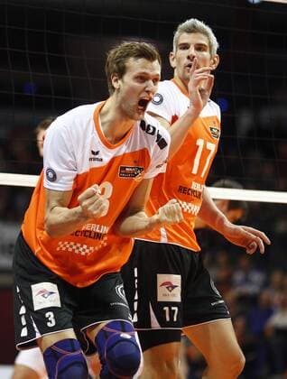 Berlin, Deutschland, 15.11.2014: 1. Volleyball Bundesliga Männer Männer Saison 2014 2015 - BR Volleys - TSV Herrsching. Das Team der BR Volleys jubelt: v.l. Robert Kromm (BR Volleys 3) und Rob Bontje (BR Volleys 17)