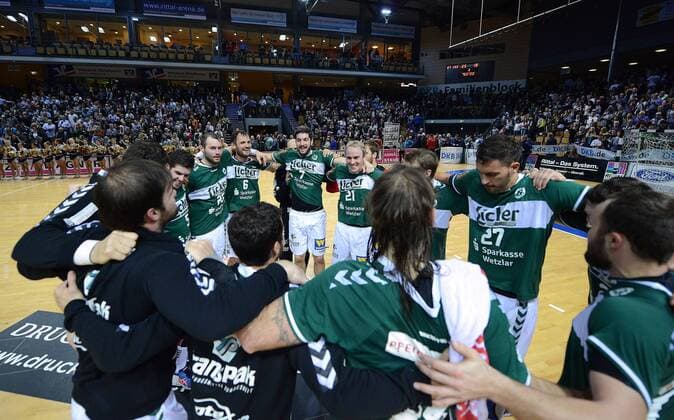 15.11.2014, xjhx, Handball HBL, HSG Wetzlar - Bergischer HC, v.l. Jens Tiedke (HSG Wetzlar) und Team jubeln jubelt nach Spielende.