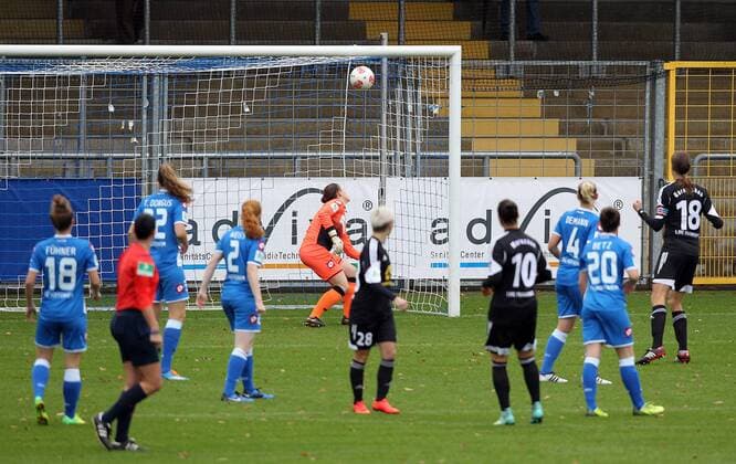 Fussball, Allianz Frauen-Bundesliga, TSG 1899 Hoffenheim - 1. FFC Frankfurt, v.li.: Dzsenifer Marozsan (1. FFC Frankfurt) erzielt das Tor zum 0:1, scores the goal, Aktion, Action xmrx