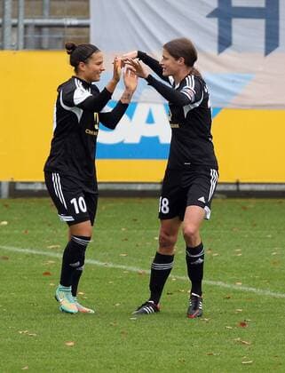 Fussball, Allianz Frauen-Bundesliga, TSG 1899 Hoffenheim - 1. FFC Frankfurt, v.li.: Dzsenifer Marozsan (1. FFC Frankfurt) und Kerstin Garefrekes (1. FFC Frankfurt) mit Torjubel, celebrate the goal, goal celebration, Jubel über das Tor 0:3 xmrx